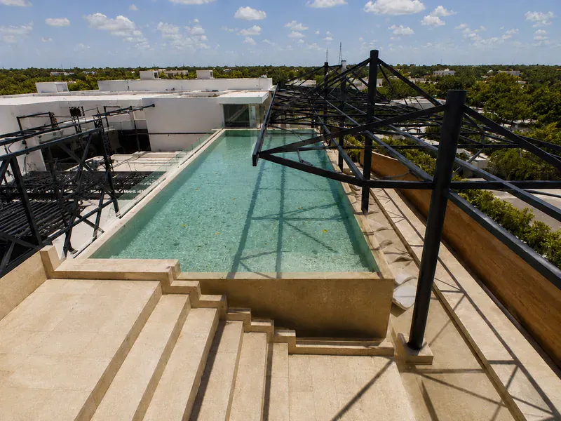 Alberca de rooftop descuidada antes del servicio en Tulum